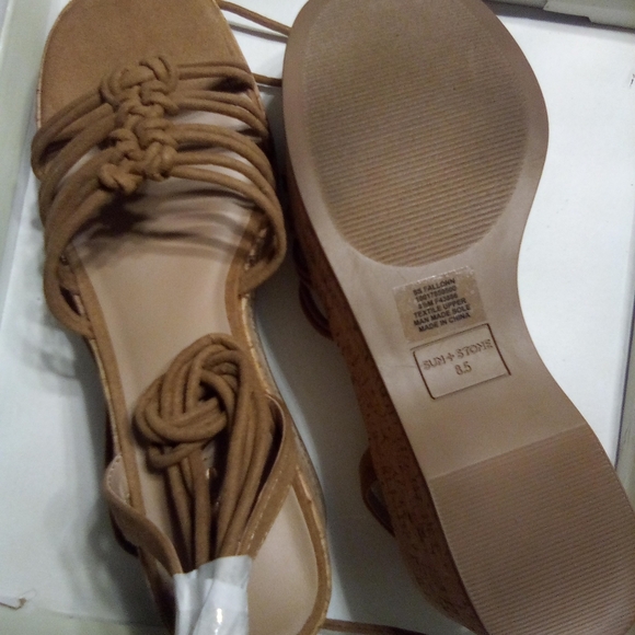 Gorgeous Platform Cog Sandals - Picture 1 of 4